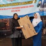 Bantu Warga Ekonomi Lemah, IKWI Kota Metro Berikan Bantuan Alat Masak Kepada PEKKA